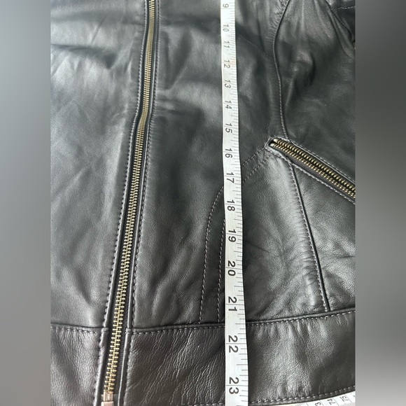 Danier Black LeatherJacket with Fitted Silhouette - Picture 12 of 12